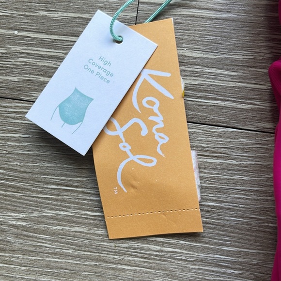 Women one piece bathing suit  NWT fully lined built in bra  
Size M 8-10 Fusia - Picture 5 of 6